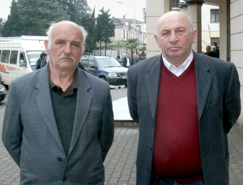 Ismail Abashidze, father of defendant Tariel Abashidze, and advocate Gocha Sagrishvili outside the City Court in Batumi, May 13, 2011. Photo by the "Caucasian Knot"