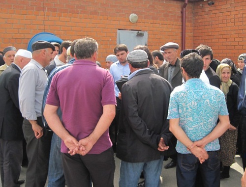 Picket, organized by relatives of the kidnapped Shamil Omarov at the door of the Republic's Prosecutor's Office. Makhachkala, May 30, 2011. Photo by the "Caucasian Knot"