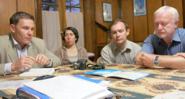 Delegates of the European Parliament meet the public of the city of Sochi, May 18, 2011. Photo by the "Caucasian Knot"