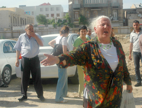 Resident of Baku protests against demolition of her house in Shamsi Badalbeili. June 13, 2011. Photo by "Turan" Information Agency