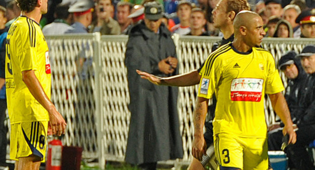 Roberto Carlos, captain of the "Anji" FC leaves the pitch in protest against a racist action of a Samara fan. Samara, June 22, 2011. Photo by the press service of the "Anji" FC (fc-anji.ru)