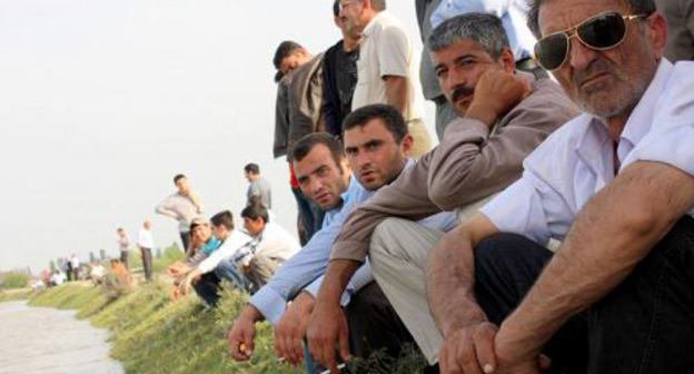 Azerbaijani villagers-victims of flooding. Sabirabad District, May 2010. Photo: Radio Azadlyg, www.azadliq.org