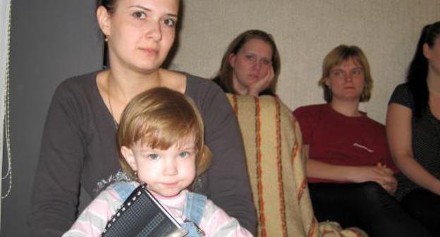 Maria Luppova, a hunger-striking Volgograd mother with her daughter Nastya, April 17, 2011, Volgograd. Photo by the "Caucasian Knot"