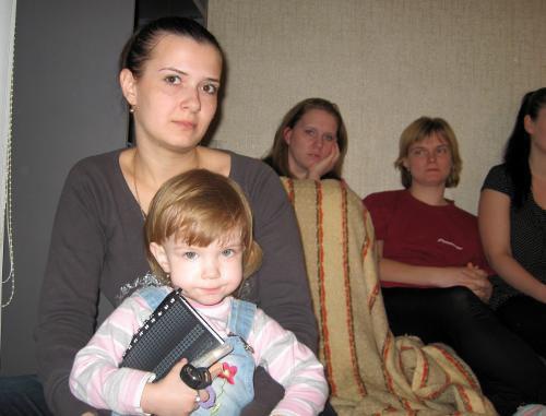 Maria Luppova, a hunger-striking Volgograd mother with her daughter Nastya, April 17, 2011, Volgograd. Photo by the "Caucasian Knot"