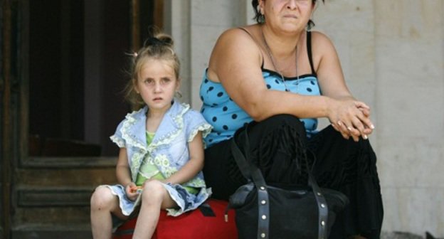 Refugees from South Ossetia in a temporary accommodation centre (TAC). Photo by PIK-TV.