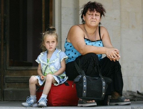 Refugees from South Ossetia in a temporary accommodation centre (TAC). Photo by PIK-TV.