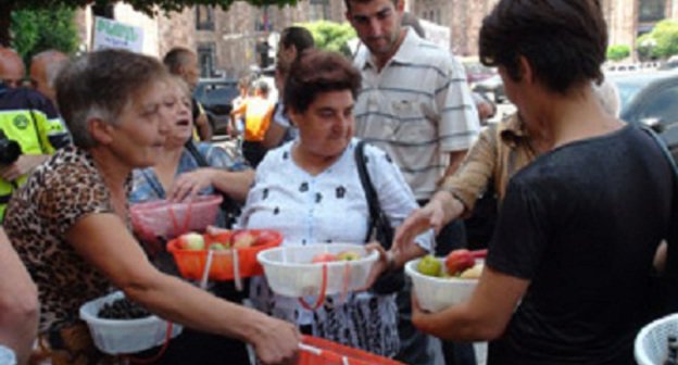 Former street traders protest near the Mayor’s office in Erevan. July 20, 2011. Photo by www.7or.am