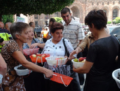 Former street traders protest near the Mayor’s office in Erevan. July 20, 2011. Photo by www.7or.am