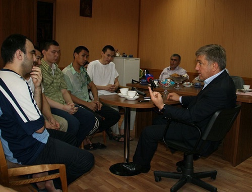 The Head of the Committee for adaptation of gunmen of Dagestan Rizvan Kurbanov (to the right) talking to the citizens of Kazakhstan in the Investigative isolation ward No 1 of Makhachkala. July, 21, 2011. Photo by "Caucasian Knot".