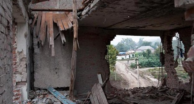 A house, damaged during special operation. Photo by Sergei Mukhamedov (www.echo.msk.ru/blog/ottenki_serogo)