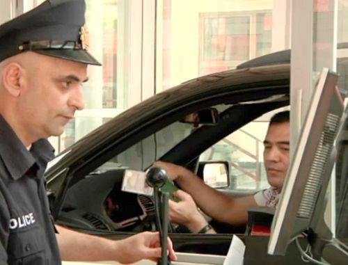 Russian citizens cross the Russian-Georgian border at "Dariali" checkpoint, July 2, 2011. A still from the video report of the PIK TV (www.pik.tv)