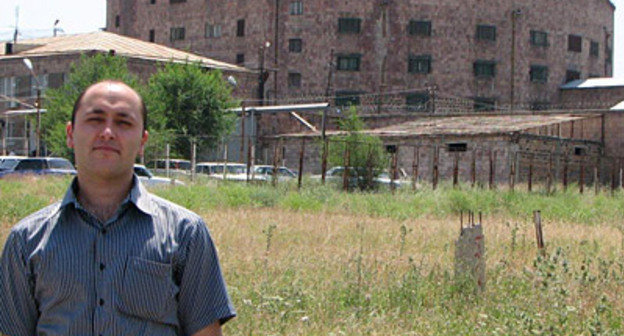 Vahan Bayatyan, outside the Nubarashen Penal Institution where he was imprisoned as a conscientious objector to military service. Photo by Jehovah's Witnesses' press-service.