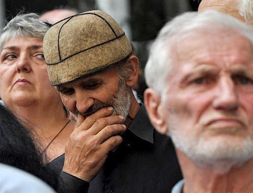 Refugees-protesters outside the building of the Georgian Parliament, Tbilisi, August 12, 2011. Photo: RFE/RL