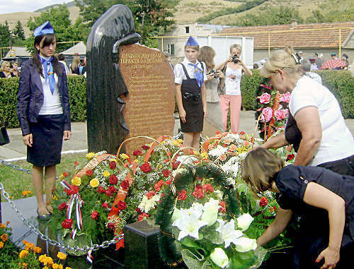 Laying flowers to the monument in memory of victims of September 2004 terror act in Beslan. Karachay-Cherkessia, village of Kosta-Khetagurovo, September 2, 2011. Photo by the "Caucasian Knot"