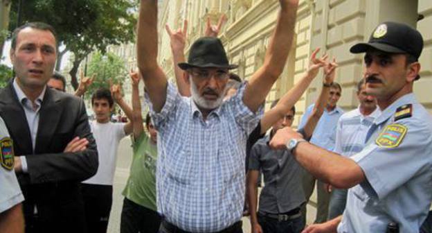 Activists of the World Congress of Azerbaijanis hold protest rally in front of Iranian Embassy in Baku. September 8, 2011. Photo by IA "Turan"