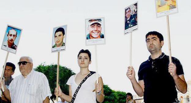 Relatives of the soldiers who perished in the army and rights defenders hold a protest action in front of the Armenian government. Yerevan, September 8, 2011