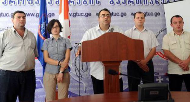 Workers of the "Hercules" factory proclaim their main demands to the enterprise bosses. Kutaisi, August 31, 2011. Photo by Nodar Tskvhirashvili, RFE/RL