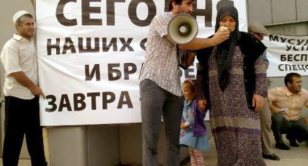 Participants of the rally demanding to release the residents of the Kizlyar District Omar Omarov, Murad Gasanov and Ruslan Gadjimagomedov, detained as suspected militants' helpers, Dagestan, Makhachkala, August 26, 2011. Photo by Akhmed Magomedov for the "Caucasian Knot"