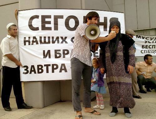 Participants of the rally demanding to release the residents of the Kizlyar District Omar Omarov, Murad Gasanov and Ruslan Gadjimagomedov, detained as suspected militants' helpers, Dagestan, Makhachkala, August 26, 2011. Photo by Akhmed Magomedov for the "Caucasian Knot"