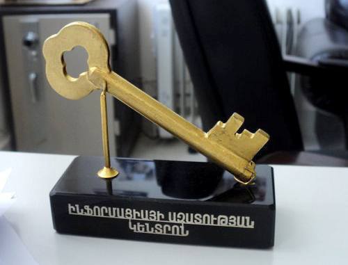 The "Golden Key" of the annual award of the Freedom of Information Centre "Golden Key and Rusty Lock", 'September 28, 2011. Photo from the page of Shushan Doidoyan, FIC Chair, on Facebook.com