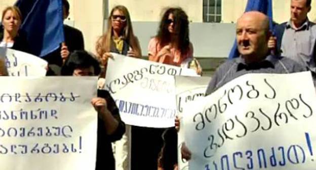 Protest action in support of workers of the Kutaisi "Hercules" Steel Works at the building of the Ministry of Economy in Tbilisi, September 26, 2011. Still from video footage of the PIC TV Channel (www.pik.tv)