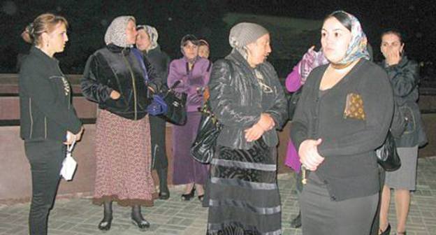 Relatives of the kidnapped Rustam Yakhyaev gather in the central square of Makhachkala, October 14, 2011. Photo by Patimat Makhmudova for the "Caucasian Knot"