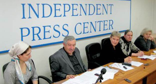 Moscow, Independent Press Centre in Prechistenka, October 20, 2011, participants of the press conference "Torture and Beatings in Russian Prisons". Left to right: Malika Zubairaeva, Zubair Zubairaev's sister; advocate Musa Khadisov; Svetlana Gannushkina, head of the Committee "Civil Assistance"; journalist and rights defender Elena Sannikova; and Natalia Yakovleva, head of the Independent Press Centre. Photo by Oleg Krasnov for the "Caucasian Knot"