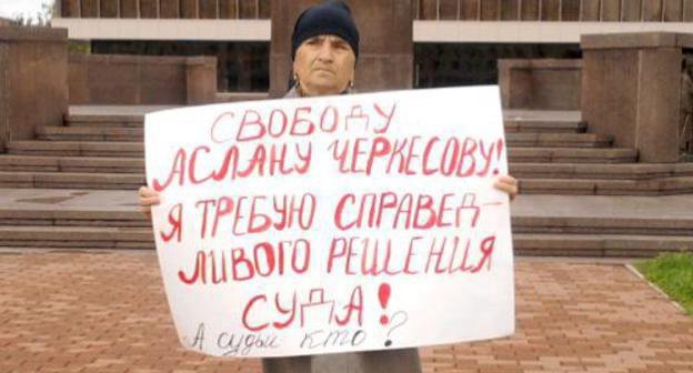 A solo picket in defense of Aslan Cherkesov. Kabardino-Balkaria, Nalchik, October 21, 2011. Photo by Elena Khrustalyova for the "Caucasian Knot"