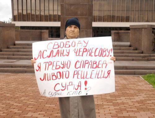 A solo picket in defense of Aslan Cherkesov. Kabardino-Balkaria, Nalchik, October 21, 2011. Photo by Elena Khrustalyova for the "Caucasian Knot"