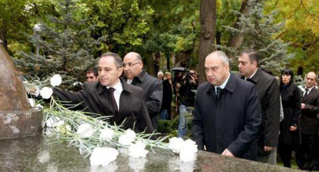 A memorial ceremony at the monument perpetuating the memory of October 27, 1999 crime victims in the Park of the National Assembly. Photo from www.parliament.am