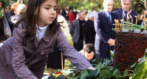 Laying flowers at the monument to victims of political repressions in Sukhumi, Abkhazia, October 31, 2011. Photo by Angela Kuchuberiya for the "Caucasian Knot"