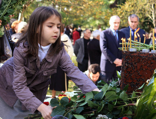 Laying flowers at the monument to victims of political repressions in Sukhumi, Abkhazia, October 31, 2011. Photo by Angela Kuchuberiya for the "Caucasian Knot"