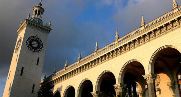 Railway station of Sochi. Photo by www.flickr.com/photos/9776511@N04