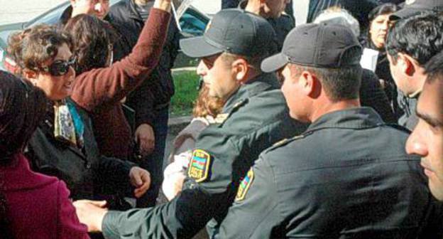 Protest action of deceived housing shareholders at the building of the "Khazar" TV Company in Baku on November 3, 2011. Courtesy of the IA "Turan"