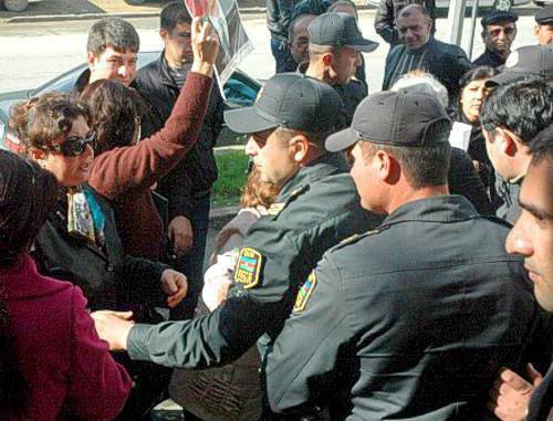 Protest action of deceived housing shareholders at the building of the "Khazar" TV Company in Baku on November 3, 2011. Courtesy of the IA "Turan"