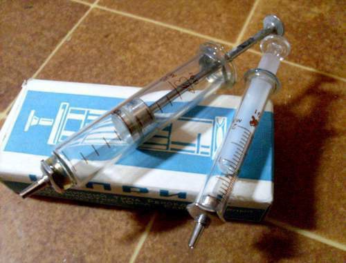 Reusable syringes. Photo from http://talks.guns.ru