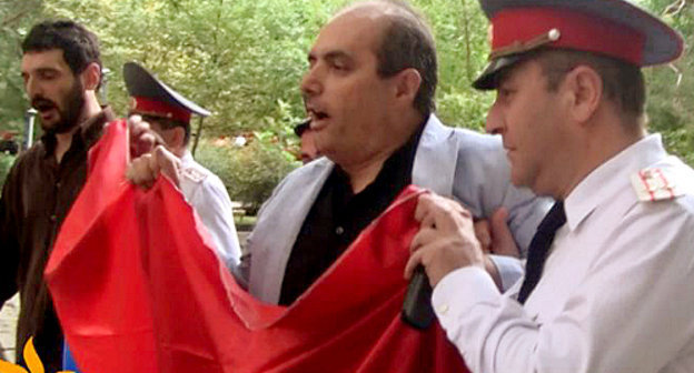 Armenia, Yerevan, September 21, 2011, Deputy Head of the Central Police Department is convoying Levon Barsegyan to the police car. Courtesy of azatutyun.am (RFE/RL)