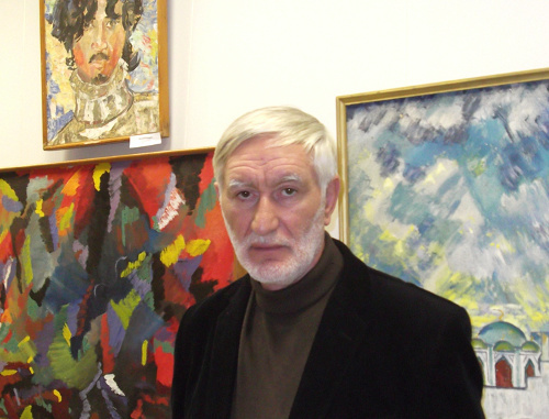 Exhibition of professional and amateur painters "Preodolenie" (Overcoming) within the Arts Festival of Repressed Nations. Daniyal Khadjiev, a corresponding member of the Peter's Academy of Arts and Sciences, near the paintings by Valery Kurdanov. The National Museum of the Republic of Kalmykia, Elista, November 19, 2011. Photo by Danara Churyumova for the "Caucasian Knot"