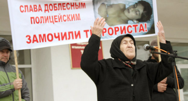 Dagestan, Makhachkala, Rhodope Boulevard, November 21, 2011, speech of the participant of the rally against lawlessness of power agents. Photo by Akhmed Magomedov for the "Caucasian Knot"