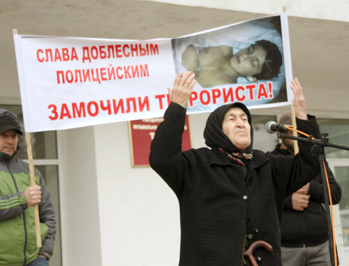 Dagestan, Makhachkala, Rhodope Boulevard, November 21, 2011, speech of the participant of the rally against lawlessness of power agents. Photo by Akhmed Magomedov for the "Caucasian Knot"