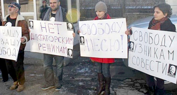 Action in support of convicted chairman of the Human Rights Center "Viasna" (Spring) Ales Bialiatski at the building of the Belarusian Embassy in Yerevan, November 25, 2011. Photo by Armine Martirosyan for the ""Caucasian Knot"