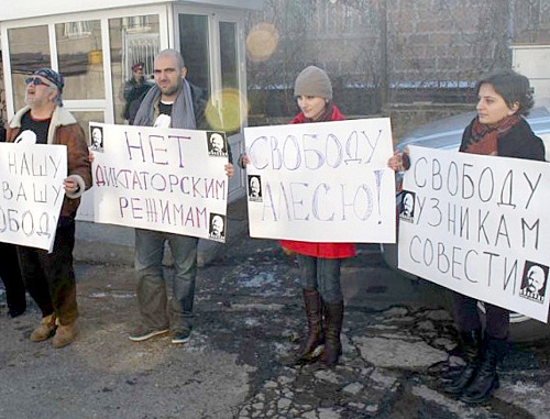 Action in support of convicted chairman of the Human Rights Center "Viasna" (Spring) Ales Bialiatski at the building of the Belarusian Embassy in Yerevan, November 25, 2011. Photo by Armine Martirosyan for the ""Caucasian Knot"