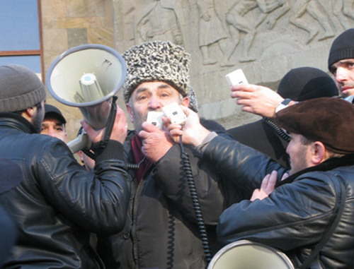 Dagestan, Makhachkala, November 25, 2011, rally against kidnappings and lawlessness of power agents listens to Magomedkhan Baisultanov, a resident of Khasavyurt. Photo by Zakir Magomedov, http://wordyou.ru/v-rossii/lovlya-svobody-socialnymi-setyami.html