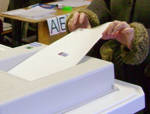 Voter inputs his filled-in ballot into the KAOIB (computer for processing ballot papers). Photo by Oleg Chaly for the "Caucasian Knot"

 