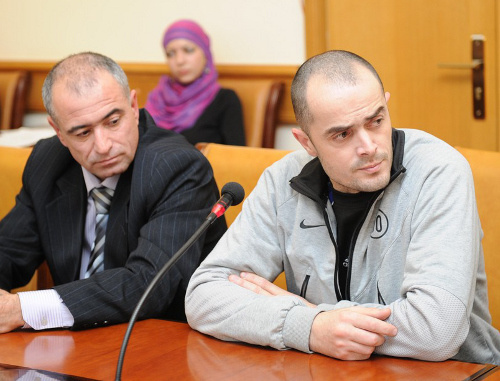 Zaur Makhmudov (right) at the sitting of the City Adaptation Commission, Makhachkala, Dagestan, December 7, 2011. Photo by Timur Isaev for the "Caucasian Knot"