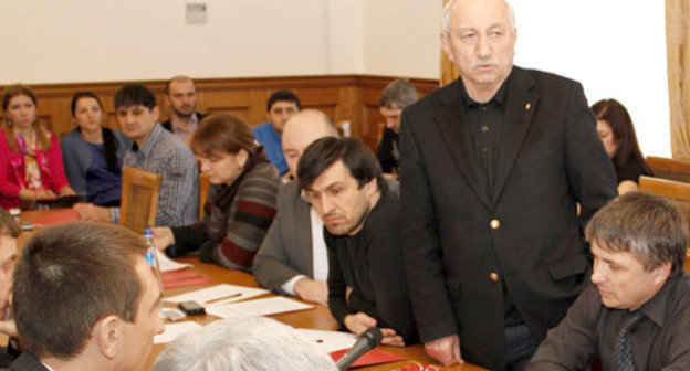 Ali Kamalov, Chairman of the Journalists' Union of the Republic of Dagestan, speaking to members of the commission investigating the assassination of Khadjimurad Kamalov. Makhachkala, December 21, 2011. Photo by Press-service of Dadestani parliament.