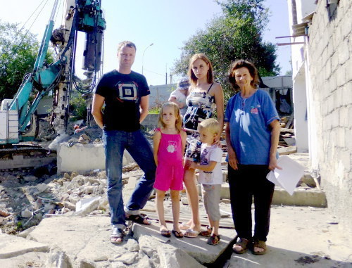 The family of Revenko and their neighbour Nadezhda Chubenko after demolition of their houses. Sochi, Makarenko street. August, 2011. Photo by Svetlana Kravchenko for "Caucasian Knot".