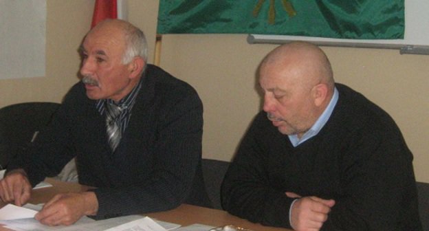 Muhamed Cherkesov, the chairman of the Public Movement "Adyge-Khase-Circassian Parliament" of Karachaevo-Cherkesia and Arambi Khapai, the chairman of the Public Movement "Adyge-Khase-Circassian Parliament" of Adygea. Cherkessk. December 29, 2011. Photo by Asya Kapaeva for "Caucasian Knot"