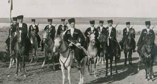 Circassian cavalrymen of french special troops of Levantian army in Syria, 1940-ies. Photo: Aheku.org