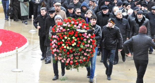 Residents of Baku in Shahid Alley on the 22nd anniversary of Soviet Troops' invasion to Baku, January 20, 2012. Courtesy of irfs.az